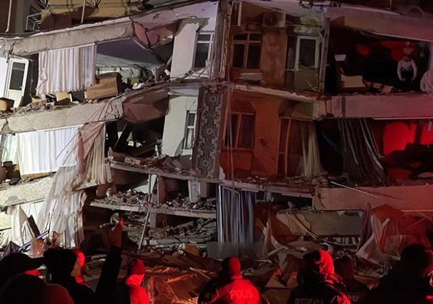7,4 büyüklüğünde deprem: 10 ilde yıkılan binalar var