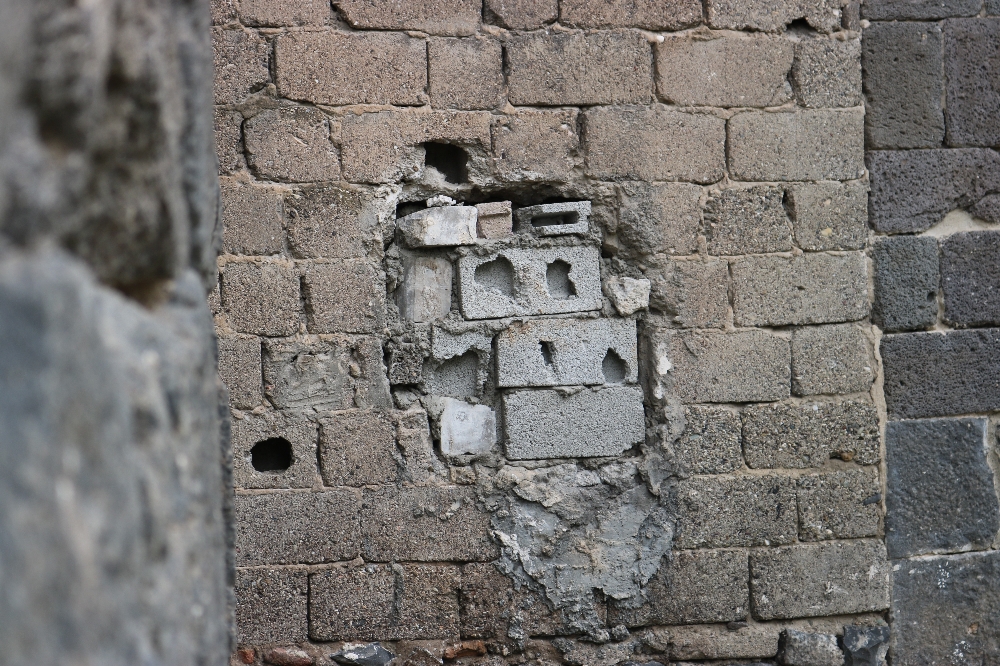 5 bin yıllık Diyarbakır surlarının bir kapısı briket ile kapatıldı