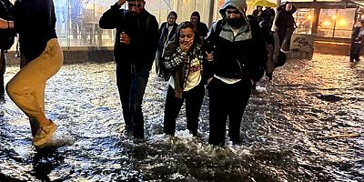 Ankara'yı sel aldı! Araçlar suya gömüldü yollar göle döndü