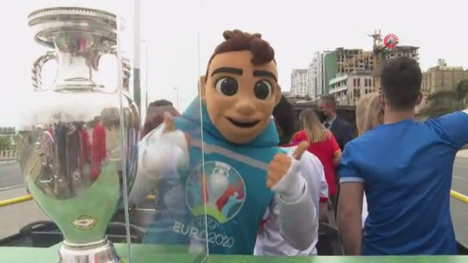 Euro 2020 şampiyonluk kupası Bakü sokaklarında turladı