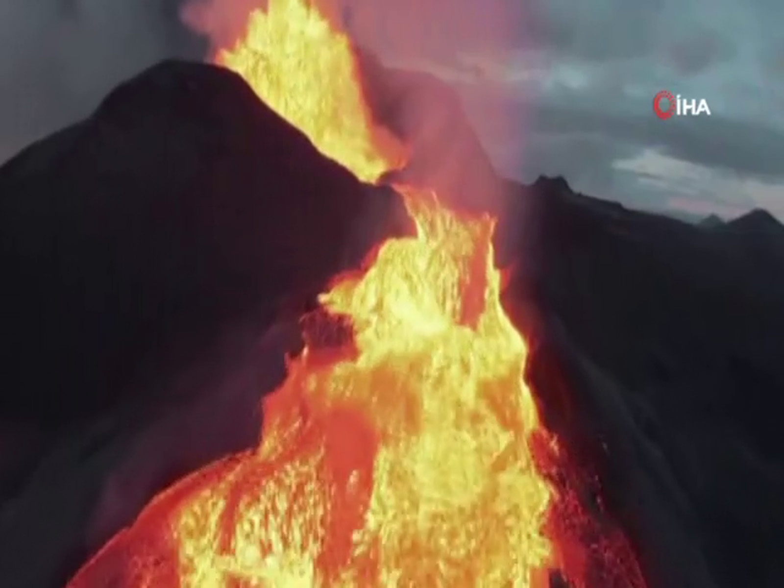 İzlanda’da patlayan yanardağı görüntüleyen İHA lavların içinde kayboldu