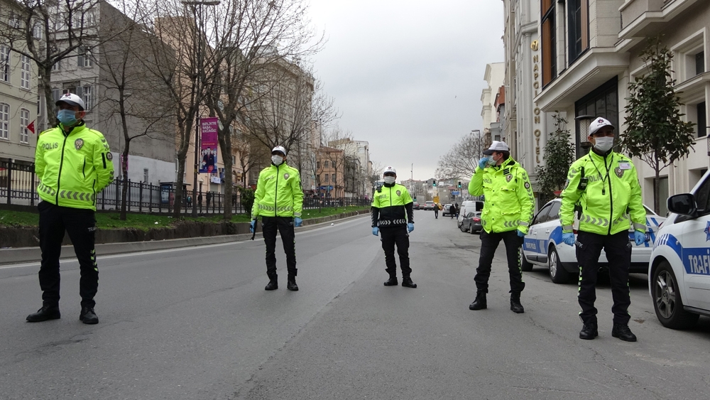 Taksim’de vatandaştan ilginç savunma: “Dışarıda maskeyle dolaşmak mahsurlu”