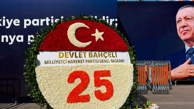 Devlet Bahçeli’den AK Parti’nin 25. kuruluş yıl dönümüne özel çelenk