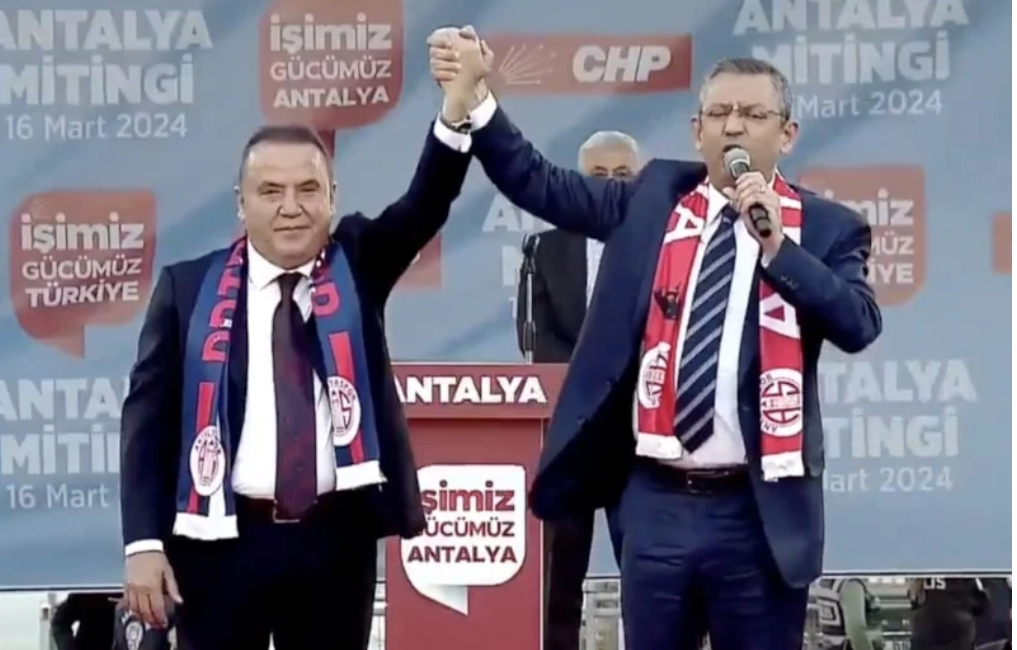 Özgür Özel'in Muhittin Böcek'e yönelik övgüleri yeniden gündemde