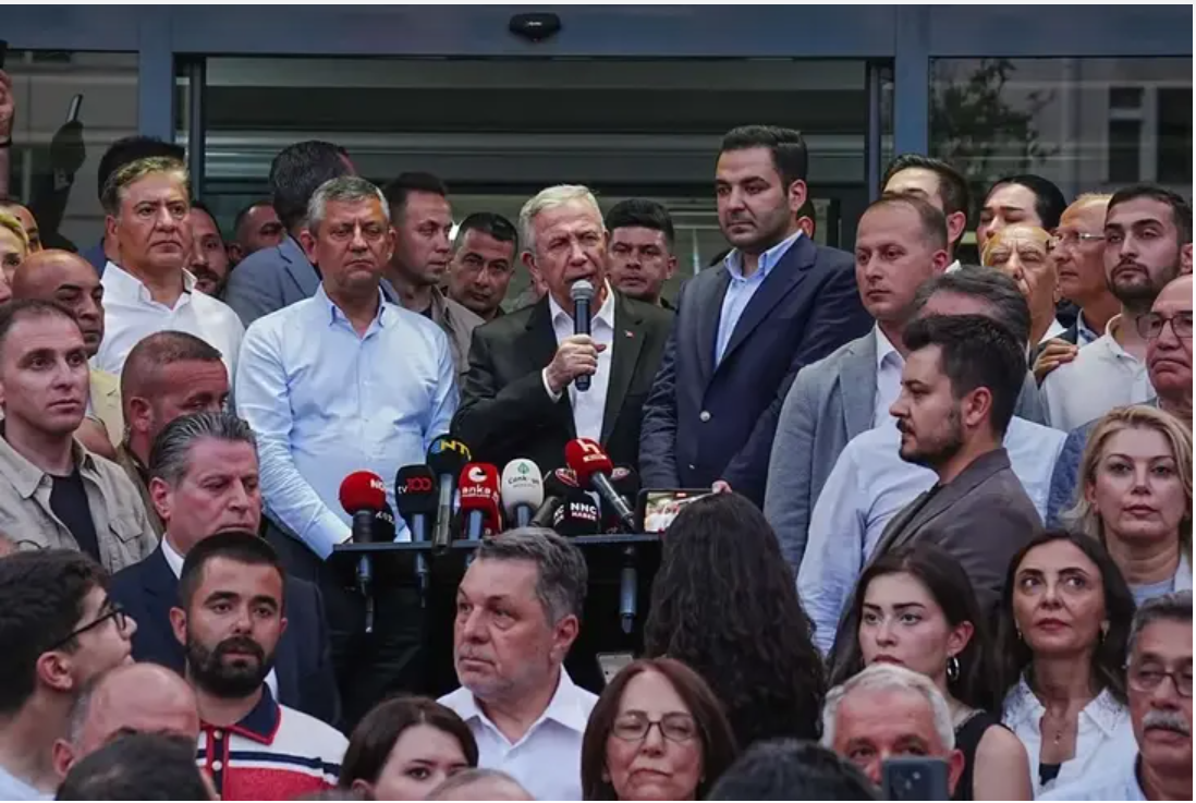 Özel ile Yavaş Arasında Yeni Kriz! “Benim Onayımla Gitti” Sözü Gerilimi Tırmandırdı