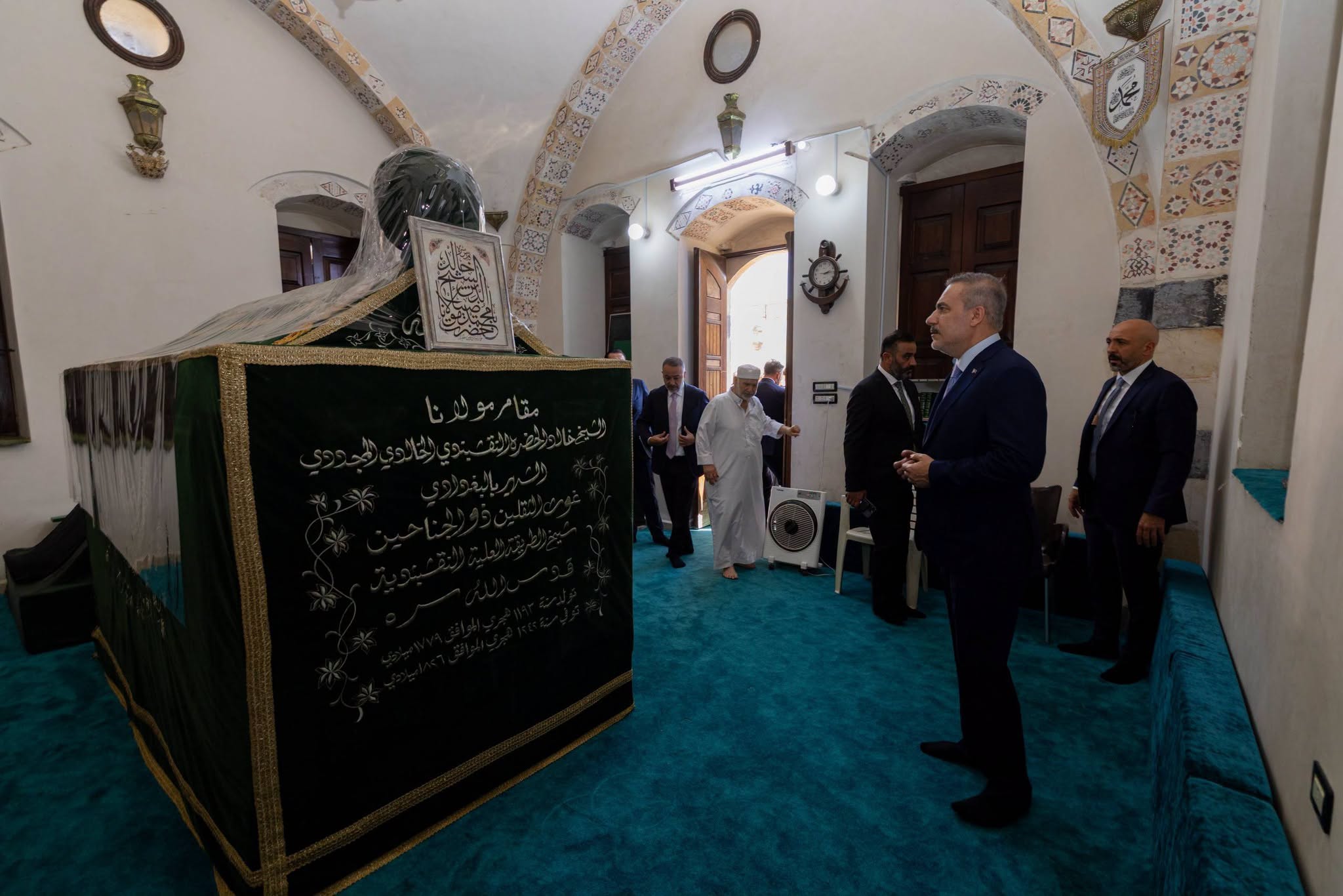 Hakan Fidan Şam’da tarihi türbeleri ve Türk Hava Şehitliği’ni ziyaret etti