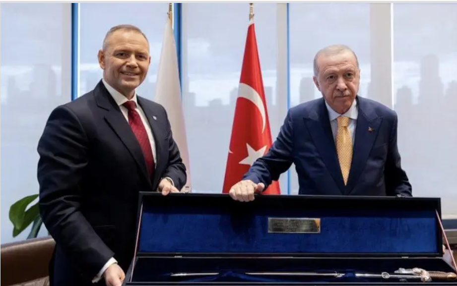 Erdoğan’ın tabanca jestine Polonya’dan dikkat çeken karşılık