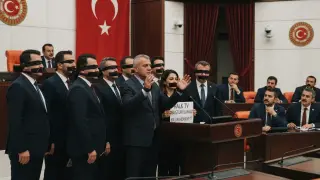 Meclis’te Halk TV Protestosu! Milletvekilleri Ağızlarını ve Gözlerini Bantladı