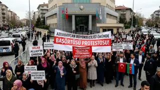Azerbaycan Büyükelçiliği Önünde Başörtüsü Protestosu!