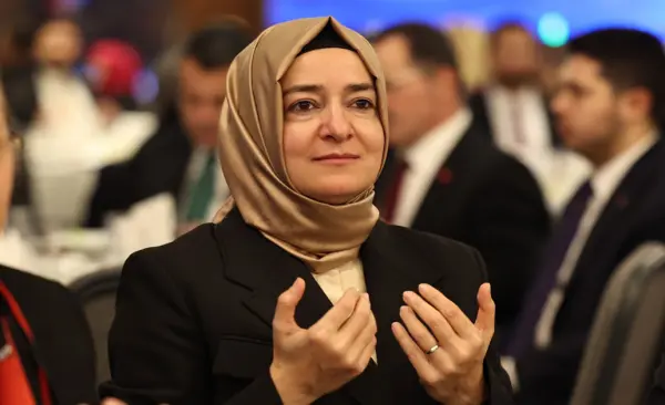 Fatma Betül Sayan Kaya AK Parti’den ihraç edildi