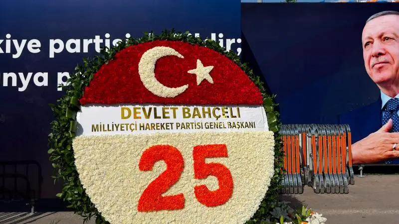 Devlet Bahçeli’den AK Parti’nin 25. kuruluş yıl dönümüne özel çelenk
