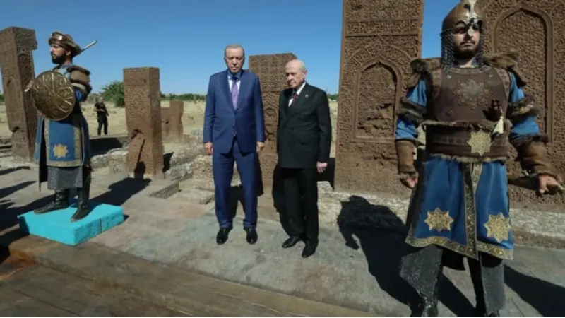 Cumhurbaşkanı Erdoğan ve Devlet Bahçeli Ahlat Selçuklu Kabristanı'nda